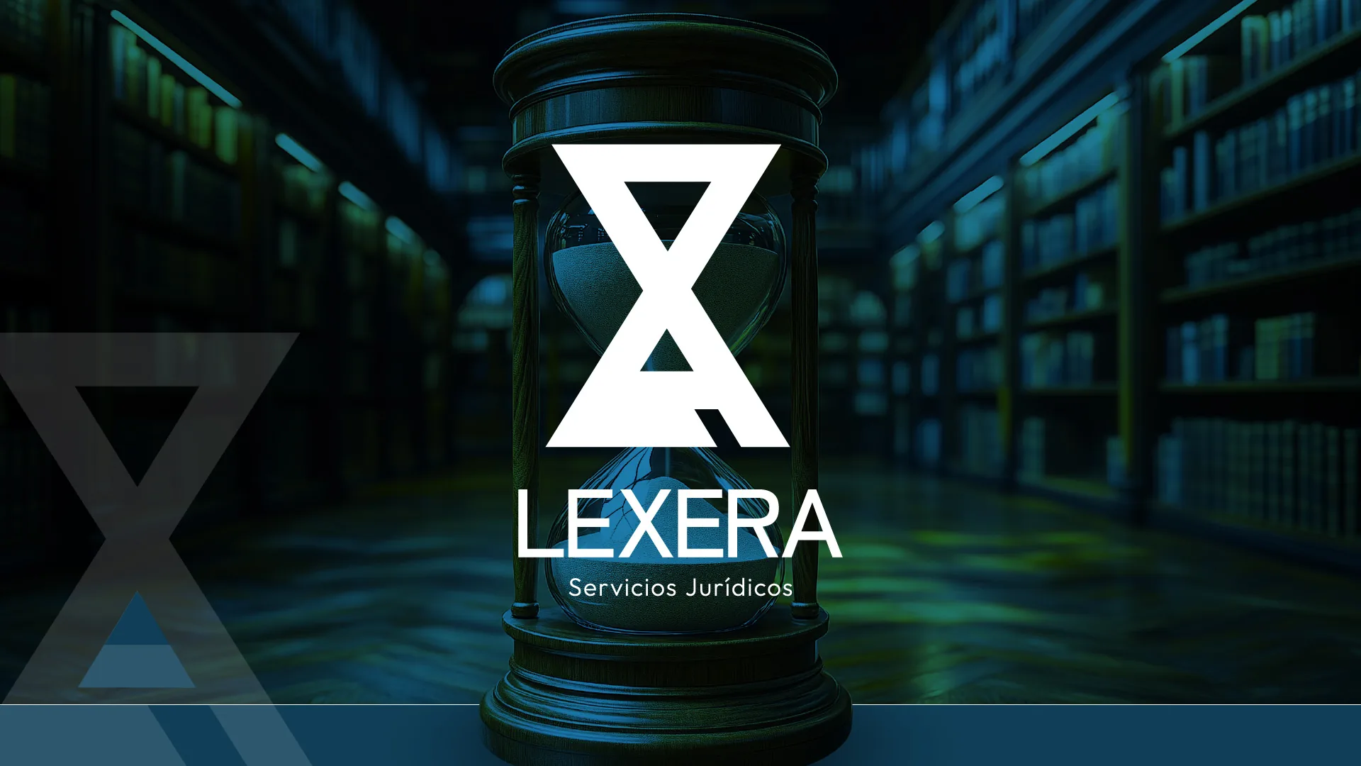 Logotipo de Lexera, Servicios Jurídicos, sobre un reloj de arena en una biblioteca